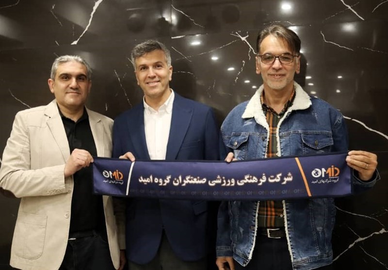 مومنی مقدم سرمربی تیم والیبال صنعتگران امید در کنار مهندس محور مدیرعامل گروه شرکت های امید